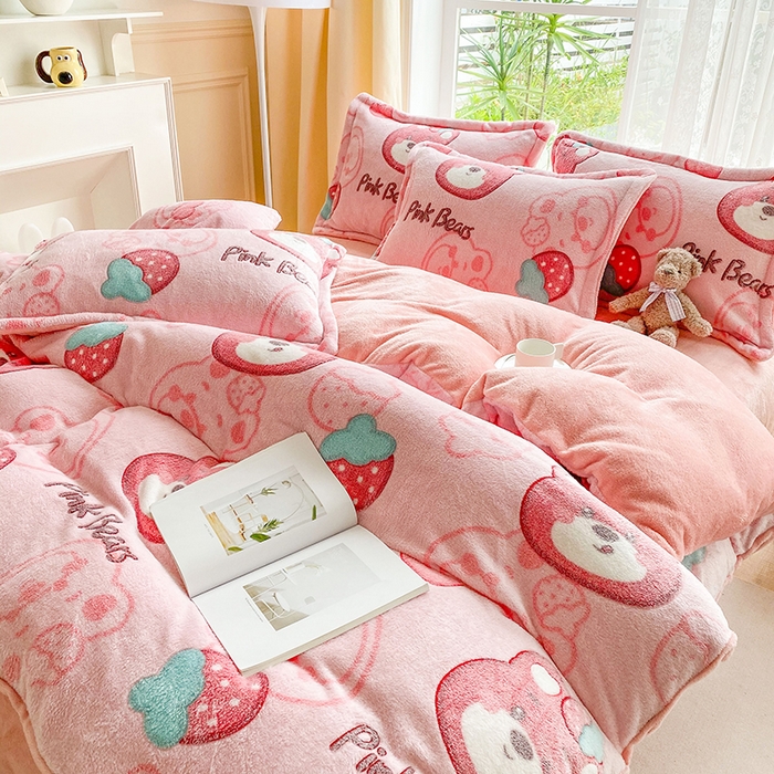 91家纺网 家纺一手货源 找家纺 梵克保罗 2025秋冬新品立体雪花绒单被套牛奶绒法莱绒雕花绒兔毛卡通四件套学生季四件套 粉色小熊