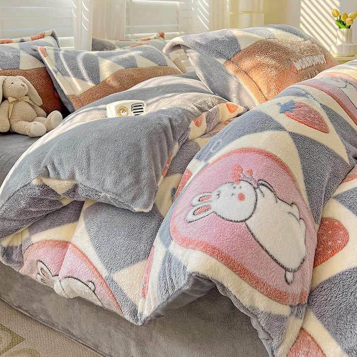 91家纺网 家纺一手货源 找家纺 梵克保罗 2025秋冬新品立体雪花绒单被套牛奶绒法莱绒雕花绒兔毛卡通四件套学生季四件套 幸运兔