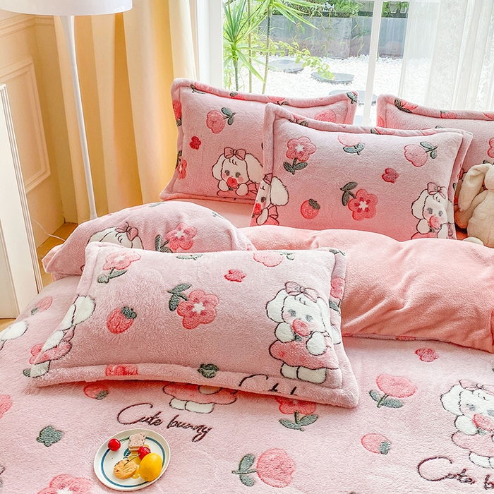 91家纺网 家纺一手货源 找家纺 梵克保罗 2025秋冬新品立体雪花绒单被套牛奶绒法莱绒雕花绒兔毛卡通四件套学生季四件套 甜心兔