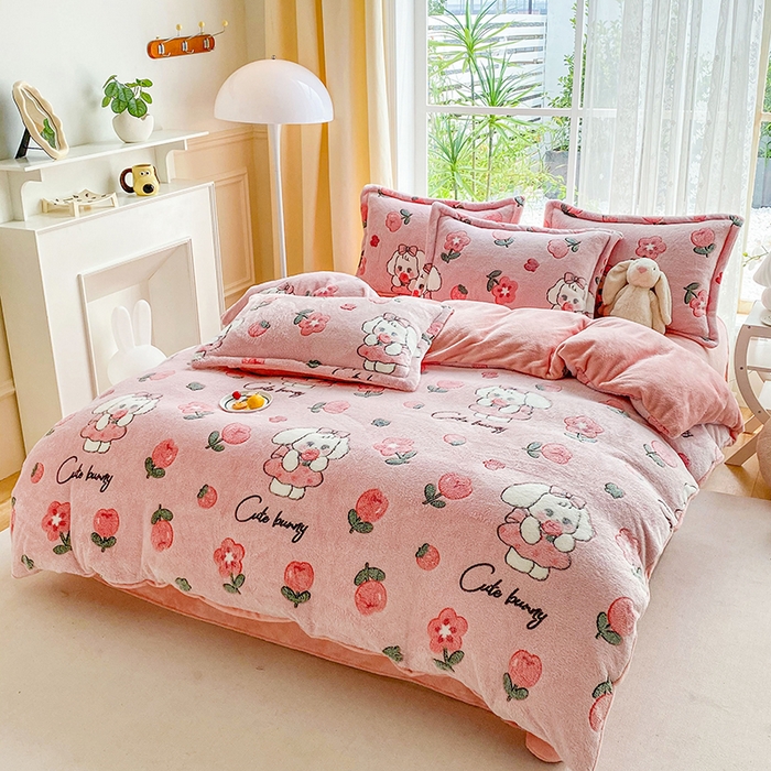 91家纺网 家纺一手货源 找家纺 梵克保罗 2025秋冬新品立体雪花绒单被套牛奶绒法莱绒雕花绒兔毛卡通四件套学生季四件套 甜心兔