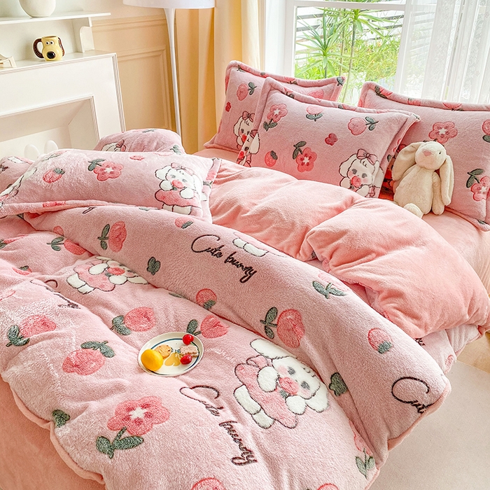 91家纺网 家纺一手货源 找家纺 梵克保罗 2025秋冬新品立体雪花绒单被套牛奶绒法莱绒雕花绒兔毛卡通四件套学生季四件套 甜心兔