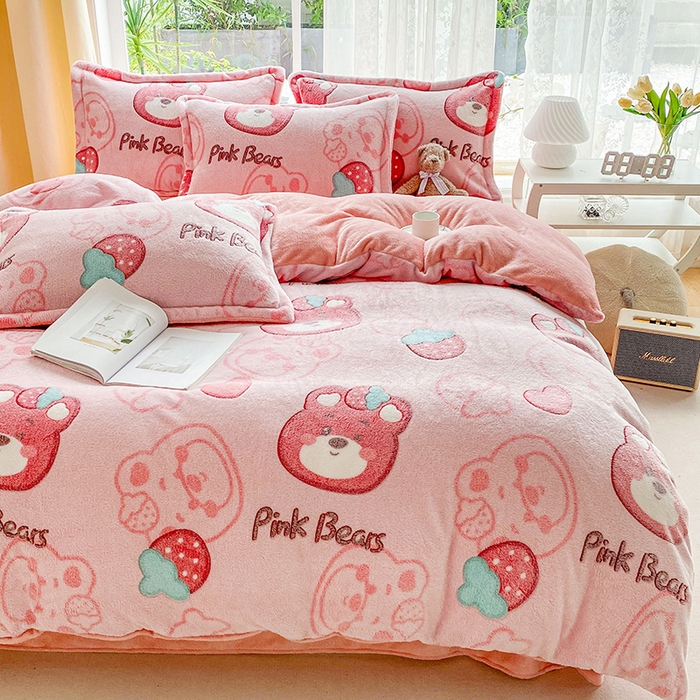 91家纺网 家纺一手货源 找家纺 梵克保罗 2025秋冬新品立体雪花绒单被套牛奶绒法莱绒雕花绒兔毛卡通四件套学生季四件套 粉色小熊