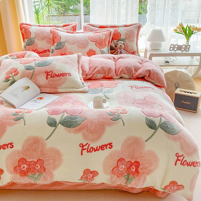 91家纺网 家纺一手货源 找家纺 梵克保罗 2025秋冬新品立体雪花绒单被套牛奶绒法莱绒雕花绒兔毛卡通四件套学生季四件套 爱蔓