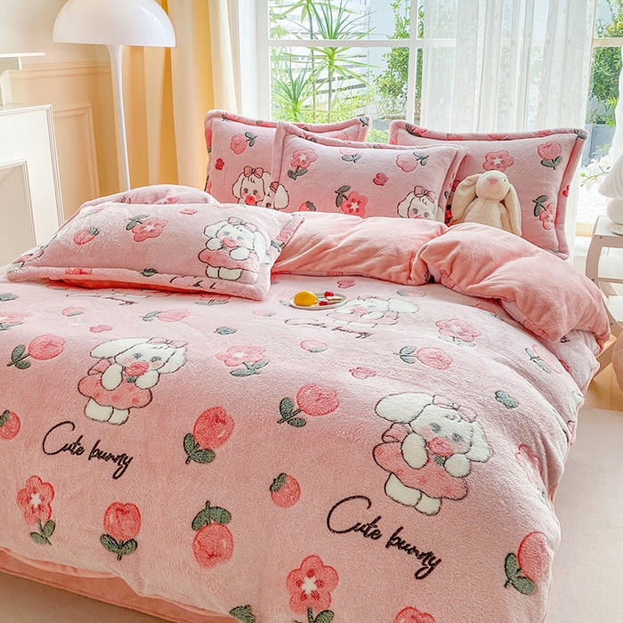 91家纺网 家纺一手货源 找家纺 梵克保罗 2025秋冬新品立体雪花绒单被套牛奶绒法莱绒雕花绒兔毛卡通四件套学生季四件套 甜心兔