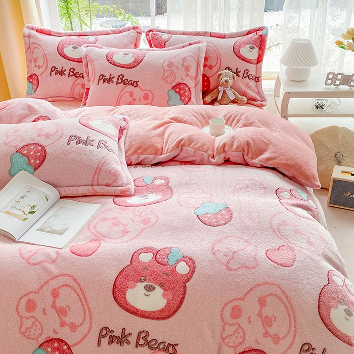 91家纺网 家纺一手货源 找家纺 梵克保罗 2025秋冬新品立体雪花绒单被套牛奶绒法莱绒雕花绒兔毛卡通四件套学生季四件套 粉色小熊