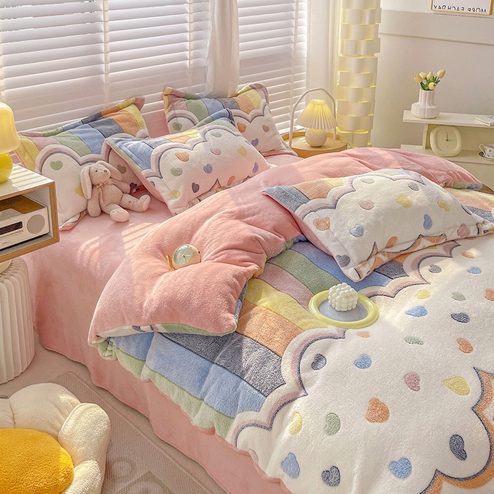 91家纺网 家纺一手货源 找家纺 梵克保罗 2025秋冬新品立体雪花绒单被套牛奶绒法莱绒雕花绒兔毛卡通四件套学生季四件套 爱心彩虹