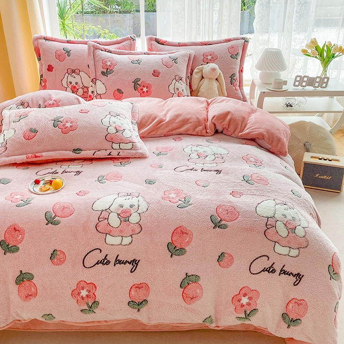 91家纺网 家纺一手货源 找家纺 梵克保罗 2025秋冬新品立体雪花绒单被套牛奶绒法莱绒雕花绒兔毛卡通四件套学生季四件套 甜心兔