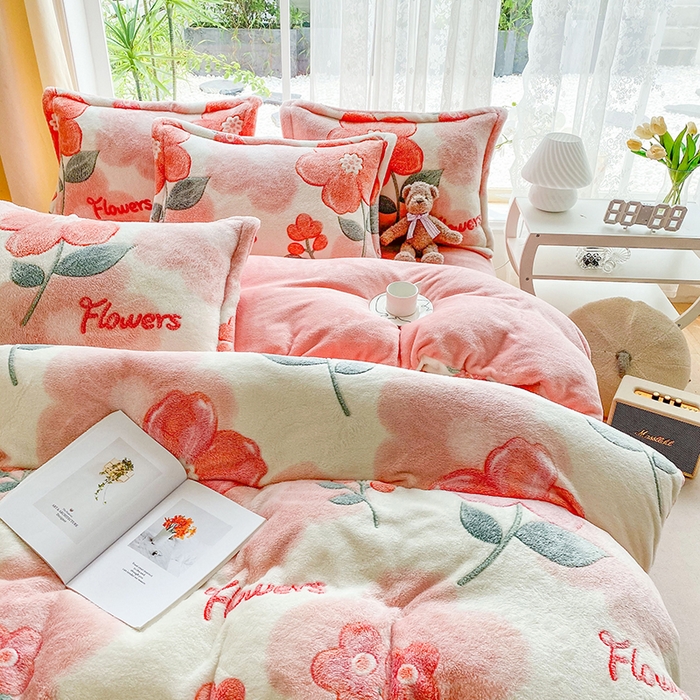 91家纺网 家纺一手货源 找家纺 梵克保罗 2025秋冬新品立体雪花绒单被套牛奶绒法莱绒雕花绒兔毛卡通四件套学生季四件套 爱蔓