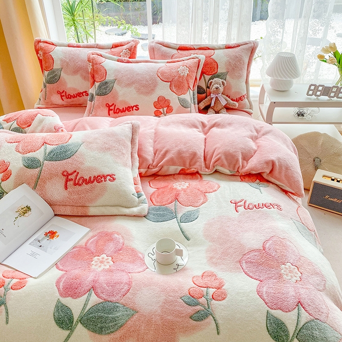 91家纺网 家纺一手货源 找家纺 梵克保罗 2025秋冬新品立体雪花绒单被套牛奶绒法莱绒雕花绒兔毛卡通四件套学生季四件套 爱蔓