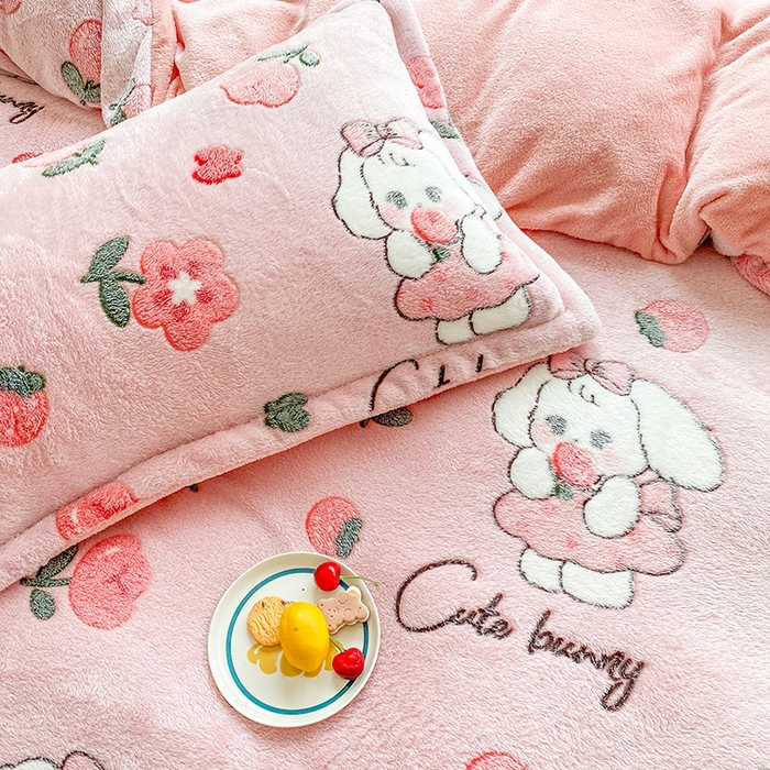 91家纺网 家纺一手货源 找家纺 梵克保罗 2025秋冬新品立体雪花绒单被套牛奶绒法莱绒雕花绒兔毛卡通四件套学生季四件套 甜心兔