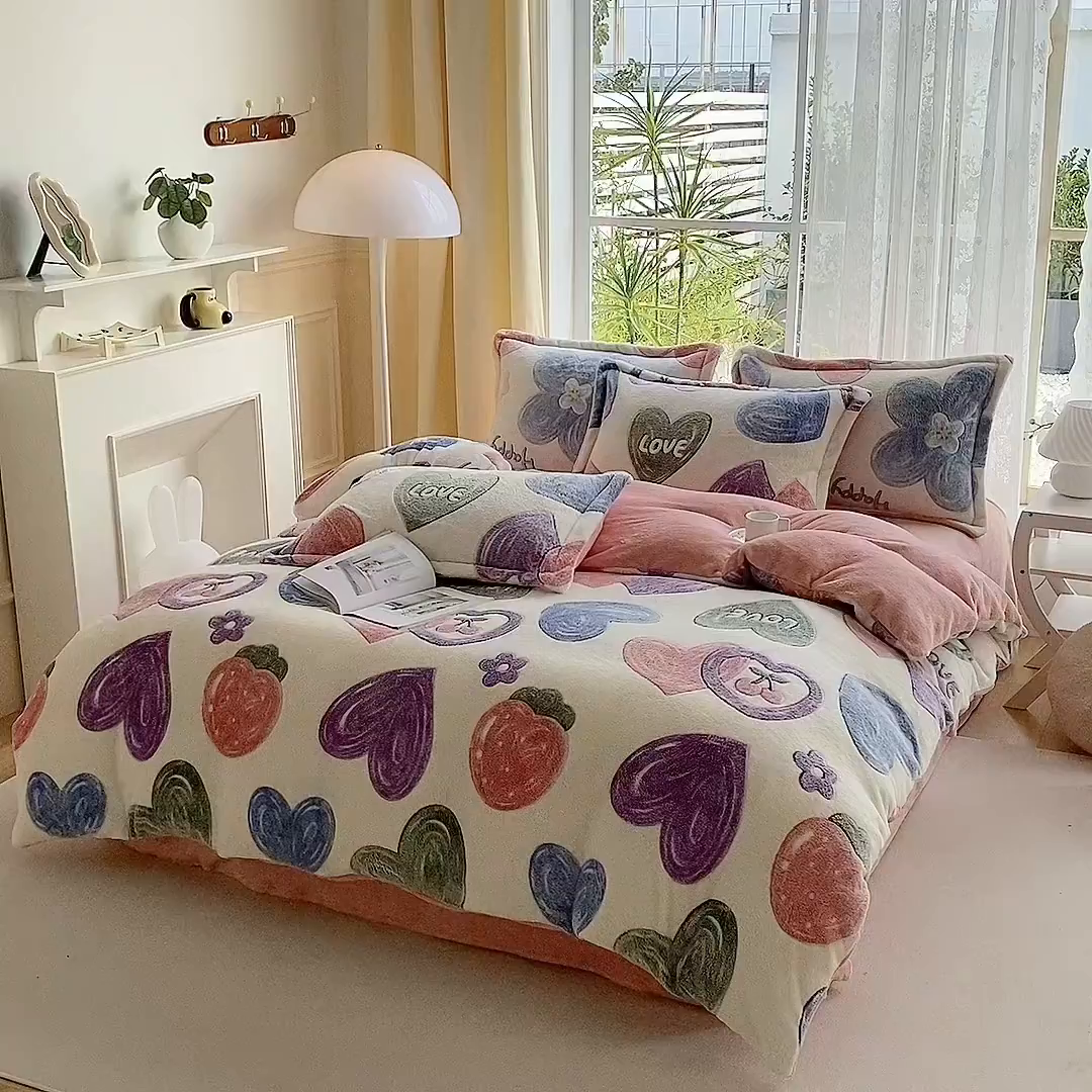 91家纺网 家纺一手货源 找家纺 梵克保罗 2025秋冬新品立体雪花绒单被套牛奶绒法莱绒雕花绒兔毛卡通四件套学生季四件套 爱心樱桃