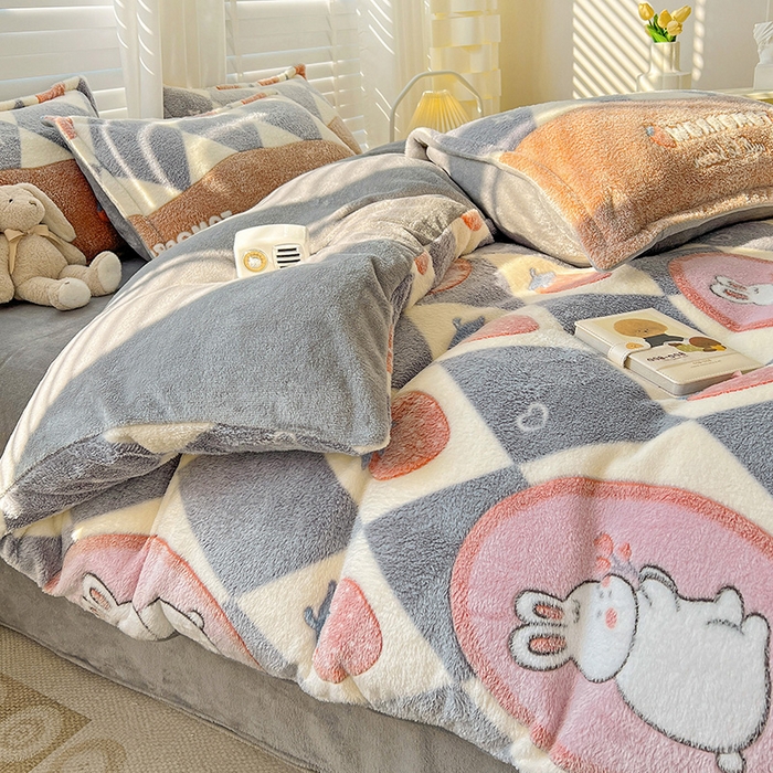 91家纺网 家纺一手货源 找家纺 梵克保罗 2025秋冬新品立体雪花绒单被套牛奶绒法莱绒雕花绒兔毛卡通四件套学生季四件套 幸运兔