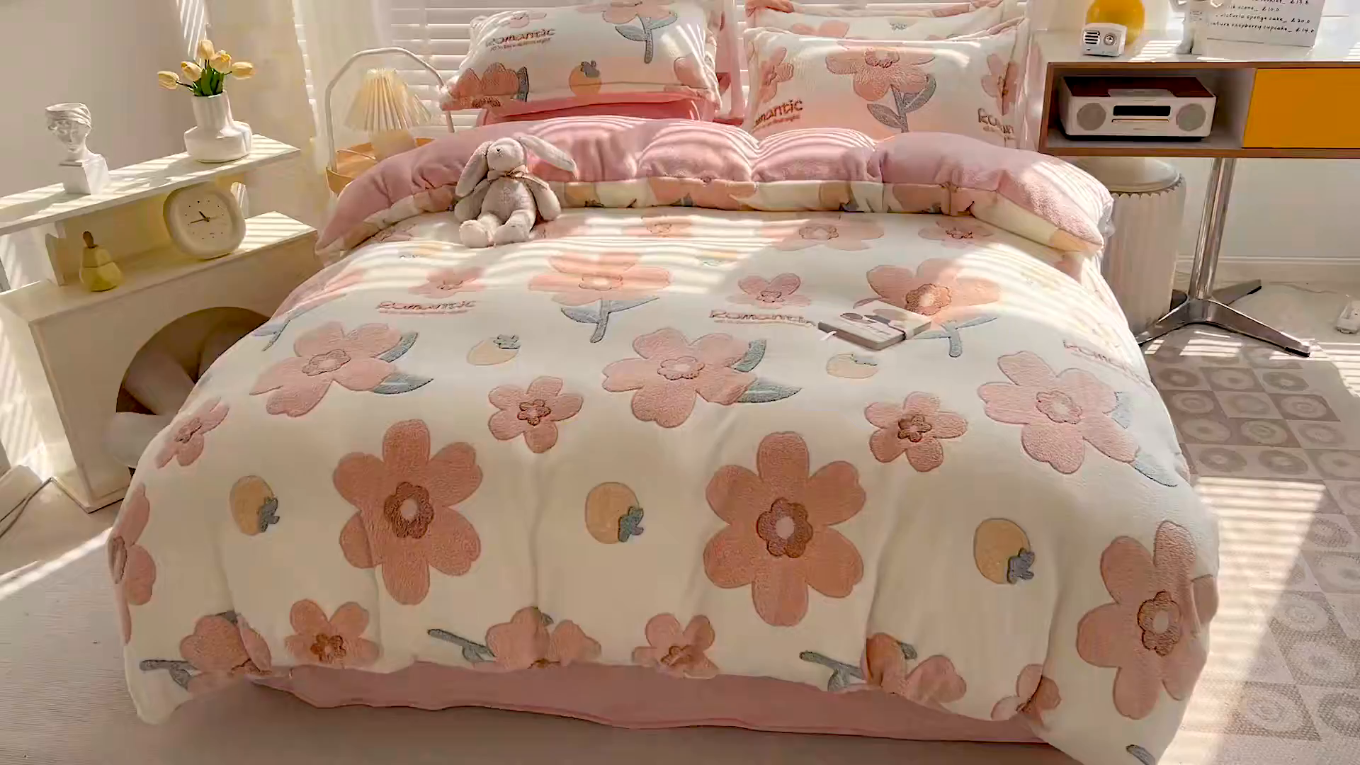 91家纺网 家纺一手货源 找家纺 梵克保罗 2025秋冬新品立体雪花绒单被套牛奶绒法莱绒雕花绒兔毛卡通四件套学生季四件套 繁花