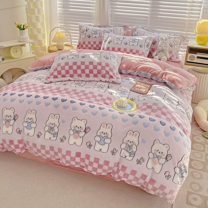 91家纺网 家纺一手货源 找家纺 梵克保罗 2025秋冬新品立体雪花绒单被套牛奶绒法莱绒雕花绒兔毛卡通四件套学生季四件套 爱心熊