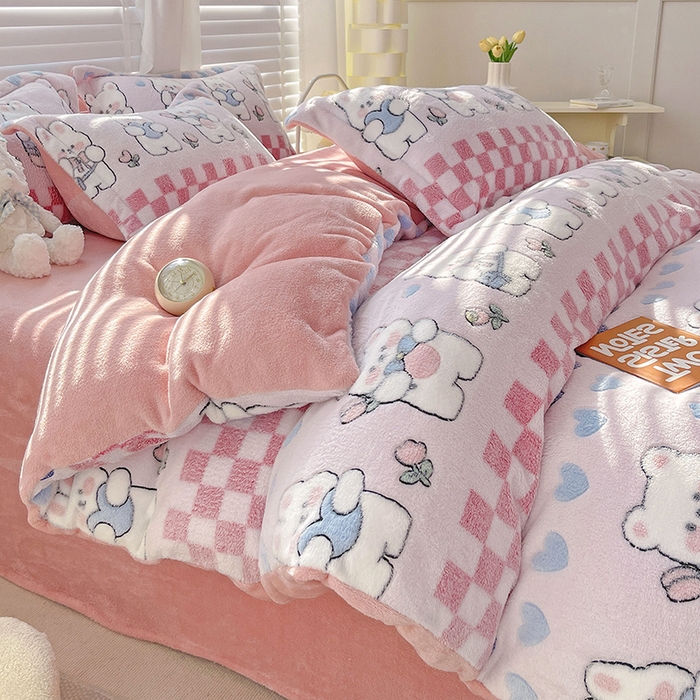 91家纺网 家纺一手货源 找家纺 梵克保罗 2025秋冬新品立体雪花绒单被套牛奶绒法莱绒雕花绒兔毛卡通四件套学生季四件套 爱心熊