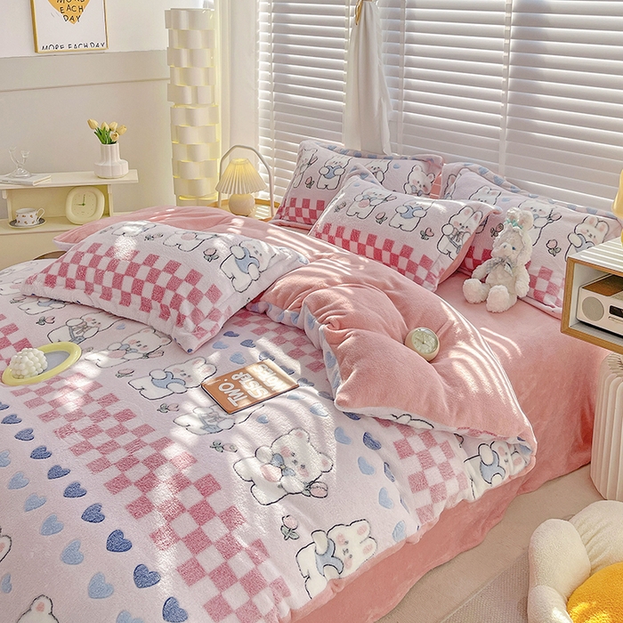 91家纺网 家纺一手货源 找家纺 梵克保罗 2025秋冬新品立体雪花绒单被套牛奶绒法莱绒雕花绒兔毛卡通四件套学生季四件套 爱心熊