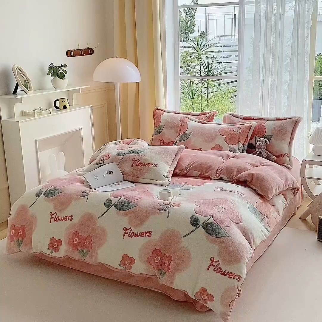 91家纺网 家纺一手货源 找家纺 梵克保罗 2025秋冬新品立体雪花绒单被套牛奶绒法莱绒雕花绒兔毛卡通四件套学生季四件套 爱蔓