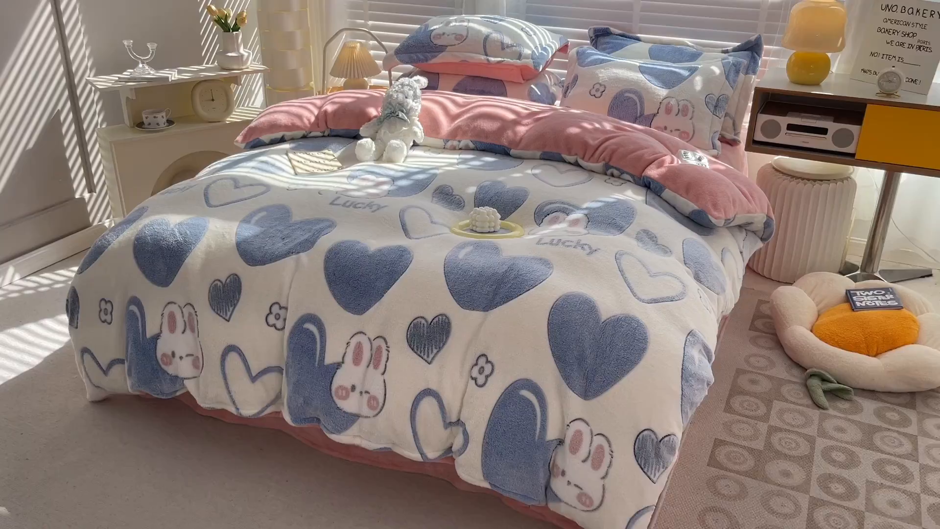 91家纺网 家纺一手货源 找家纺 梵克保罗 2025秋冬新品立体雪花绒单被套牛奶绒法莱绒雕花绒兔毛卡通四件套学生季四件套 爱心兔