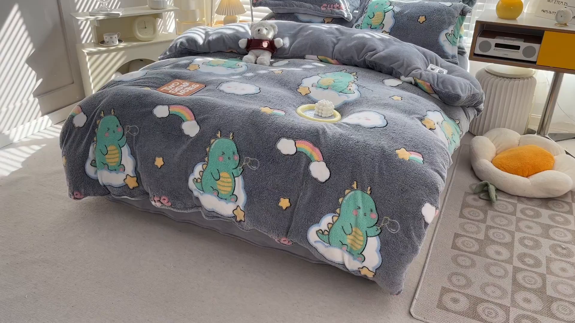 91家纺网 家纺一手货源 找家纺 梵克保罗 2025秋冬新品立体雪花绒单被套牛奶绒法莱绒雕花绒兔毛卡通四件套学生季四件套 小恐龙