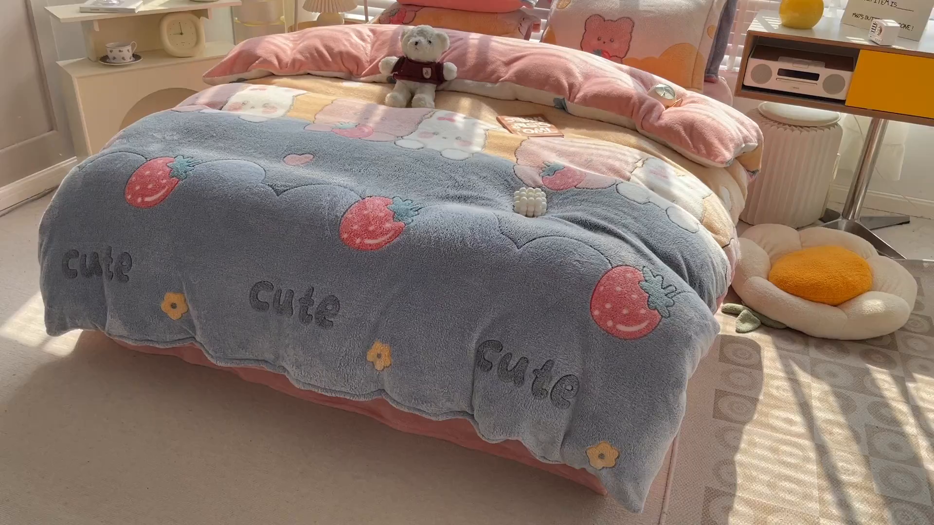 91家纺网 家纺一手货源 找家纺 梵克保罗 2025秋冬新品立体雪花绒单被套牛奶绒法莱绒雕花绒兔毛卡通四件套学生季四件套 草莓熊