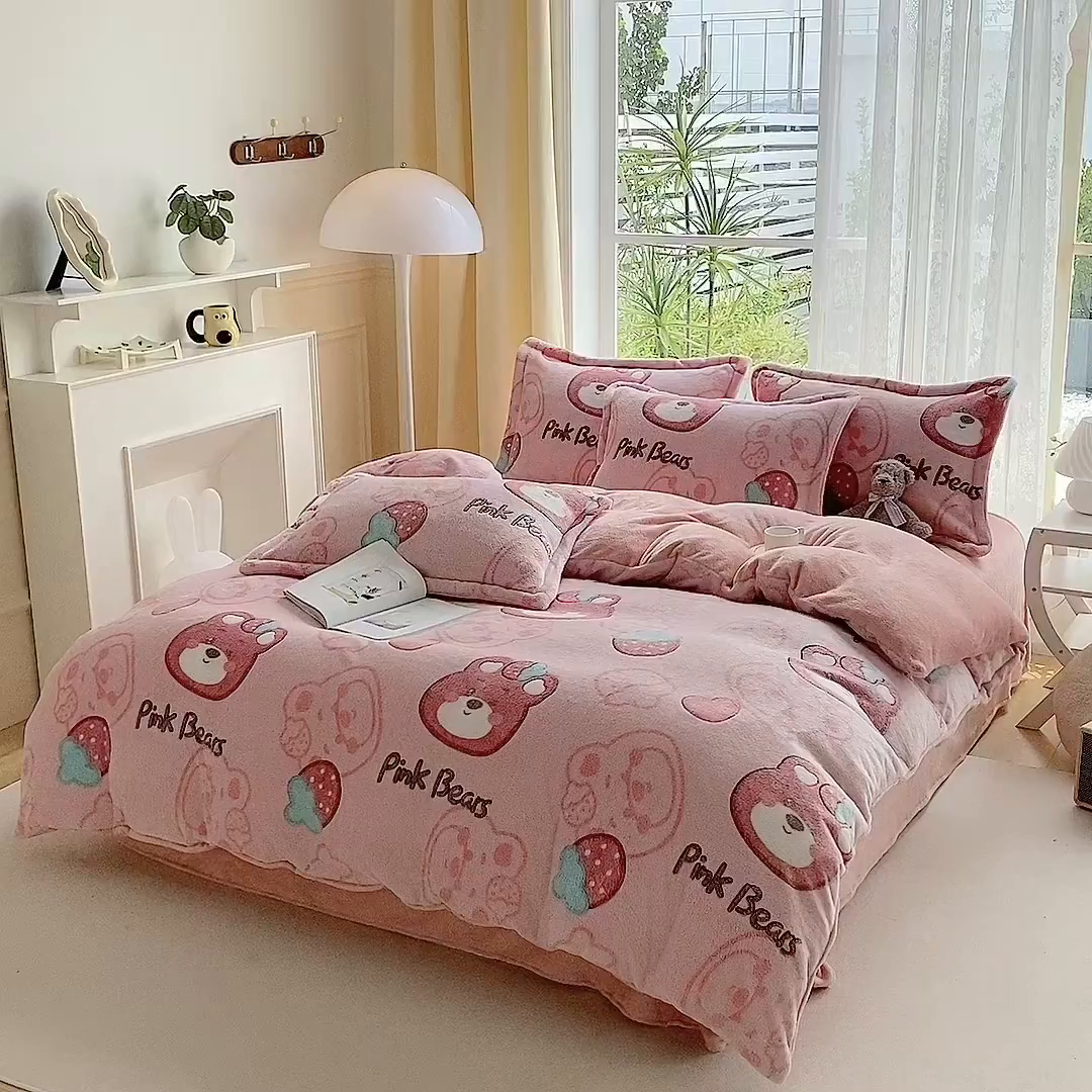 91家纺网 家纺一手货源 找家纺 梵克保罗 2025秋冬新品立体雪花绒单被套牛奶绒法莱绒雕花绒兔毛卡通四件套学生季四件套 粉色小熊