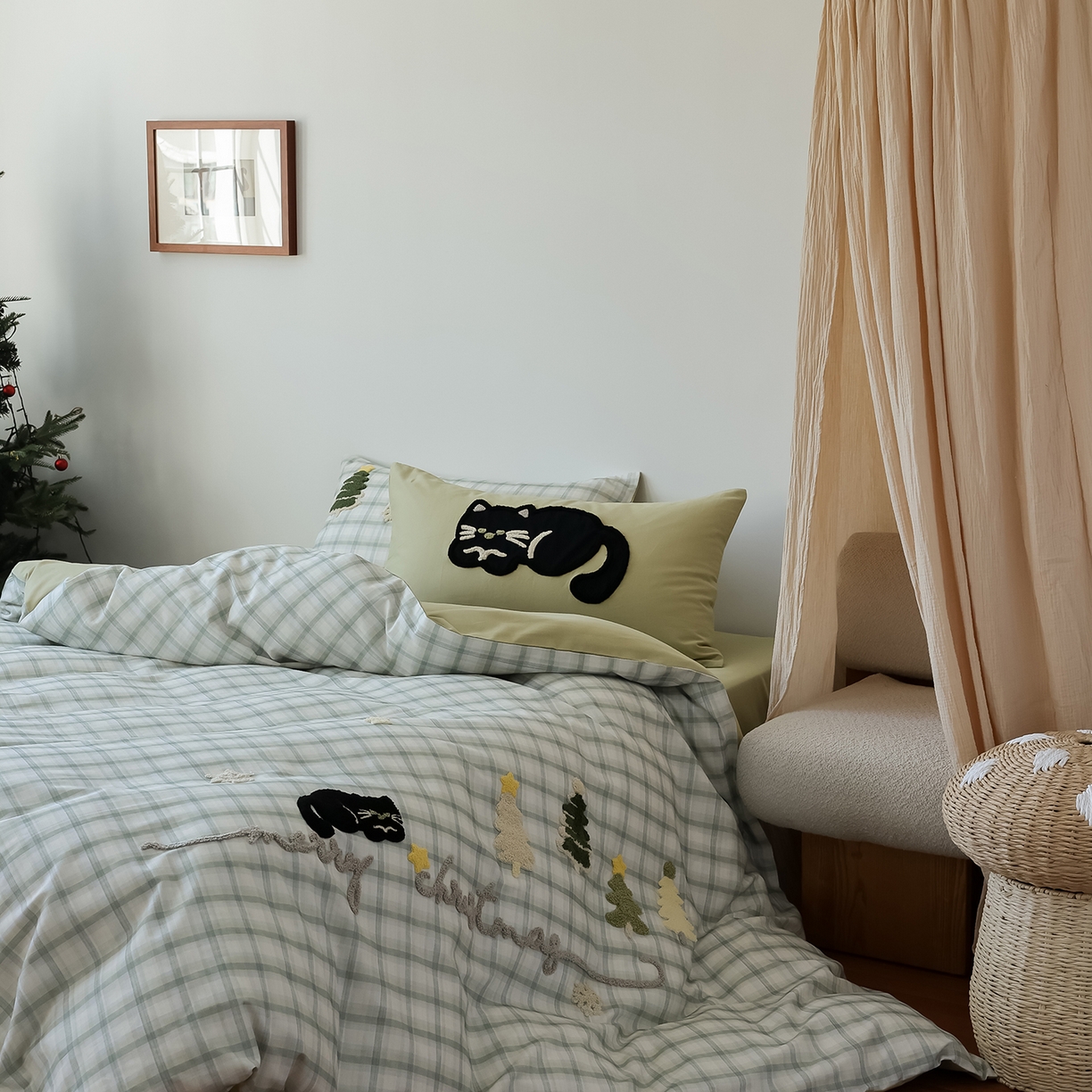 91家纺网 家纺一手货源 找家纺 风向标家纺 2025新款全棉50s磨毛数码印花毛巾绣四件套-风格二 绿色圣诞猫