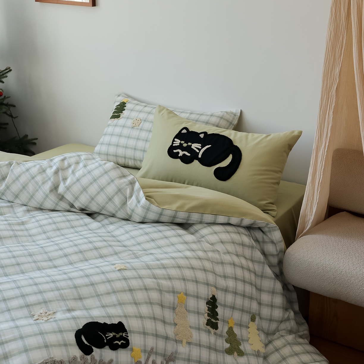 91家纺网 家纺一手货源 找家纺 风向标家纺 2025新款全棉50s磨毛数码印花毛巾绣四件套-风格二 绿色圣诞猫