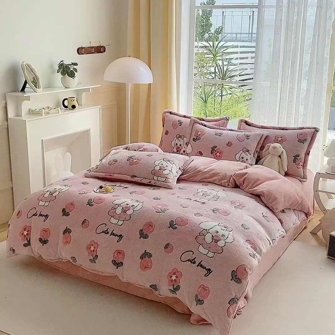 91家纺网 家纺一手货源 找家纺 梵克保罗 2025秋冬新品立体雪花绒单被套牛奶绒法莱绒雕花绒兔毛卡通四件套学生季四件套 甜心兔