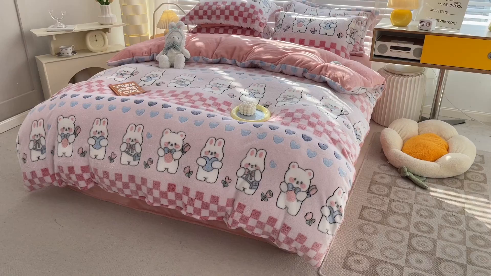 91家纺网 家纺一手货源 找家纺 梵克保罗 2025秋冬新品立体雪花绒单被套牛奶绒法莱绒雕花绒兔毛卡通四件套学生季四件套 爱心熊