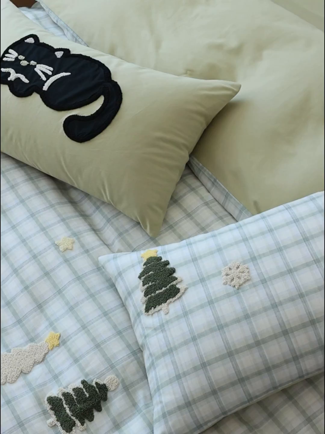 91家纺网 家纺一手货源 找家纺 风向标家纺 2025新款全棉50s磨毛数码印花毛巾绣四件套-风格二 绿色圣诞猫