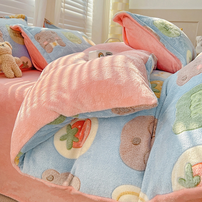 91家纺网 家纺一手货源 找家纺 梵克保罗 2025秋冬新品立体雪花绒单被套牛奶绒法莱绒雕花绒兔毛卡通四件套学生季三件套 熊熊乐园-蓝