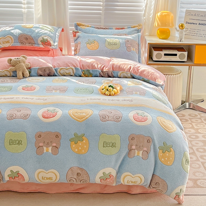 91家纺网 家纺一手货源 找家纺 梵克保罗 2025秋冬新品立体雪花绒单被套牛奶绒法莱绒雕花绒兔毛卡通四件套学生季三件套 熊熊乐园-蓝