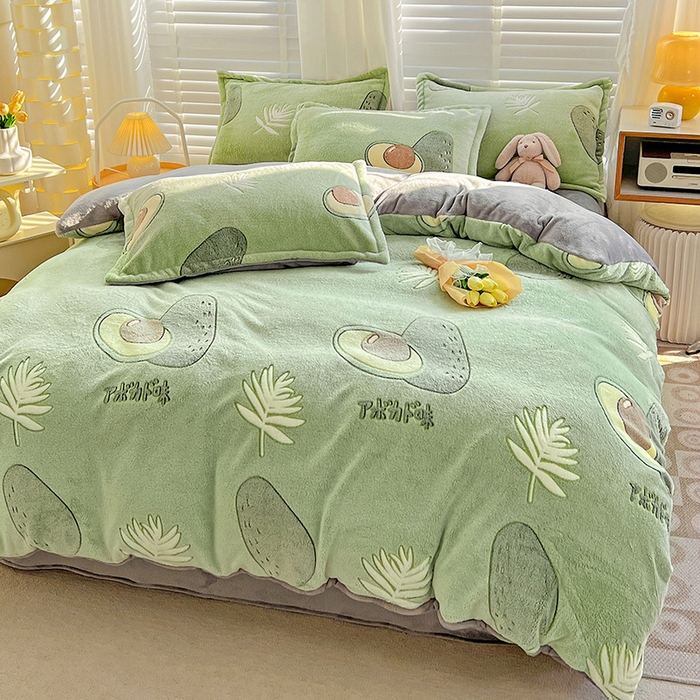 91家纺网 家纺一手货源 找家纺 梵克保罗 2025秋冬新品立体雪花绒单被套牛奶绒法莱绒雕花绒兔毛卡通四件套学生季三件套 爱心牛油果