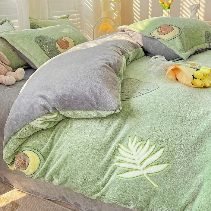 91家纺网 家纺一手货源 找家纺 梵克保罗 2025秋冬新品立体雪花绒单被套牛奶绒法莱绒雕花绒兔毛卡通四件套学生季三件套 爱心牛油果