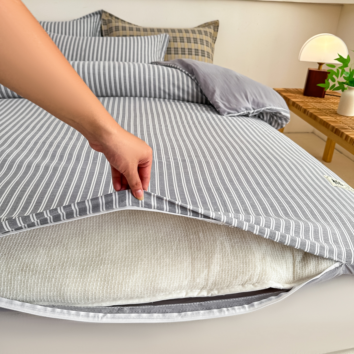 91家纺网 家纺一手货源 找家纺 好欣怡家纺 2026新款A类新疆棉花被可拆洗无印风格子水洗棉棉花被芯冬被学生四季被 条纹灰