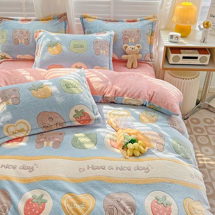 91家纺网 家纺一手货源 找家纺 梵克保罗 2025秋冬新品立体雪花绒单被套牛奶绒法莱绒雕花绒兔毛卡通四件套学生季三件套 熊熊乐园-蓝