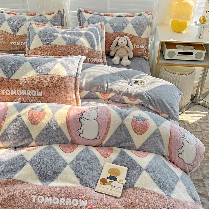 91家纺网 家纺一手货源 找家纺 梵克保罗 2025秋冬新品立体雪花绒单被套牛奶绒法莱绒雕花绒兔毛卡通四件套学生季三件套 幸运兔