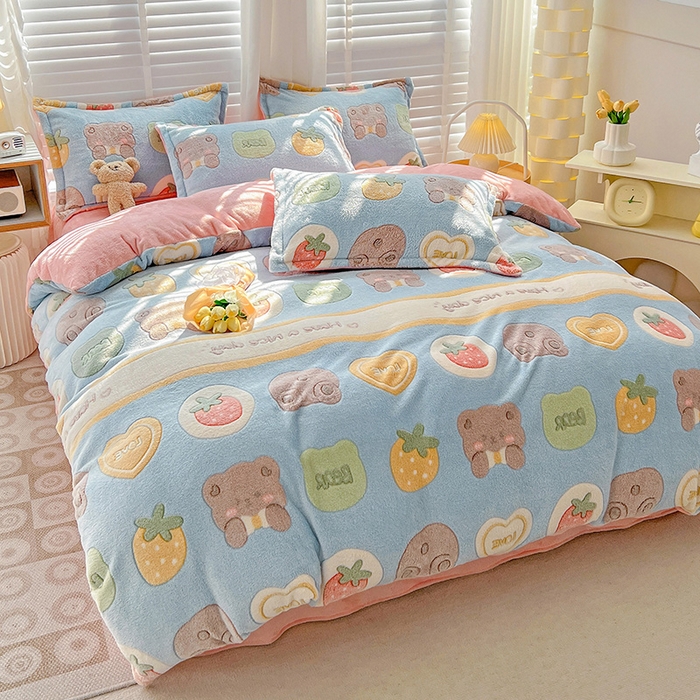 91家纺网 家纺一手货源 找家纺 梵克保罗 2025秋冬新品立体雪花绒单被套牛奶绒法莱绒雕花绒兔毛卡通四件套学生季三件套 熊熊乐园-蓝