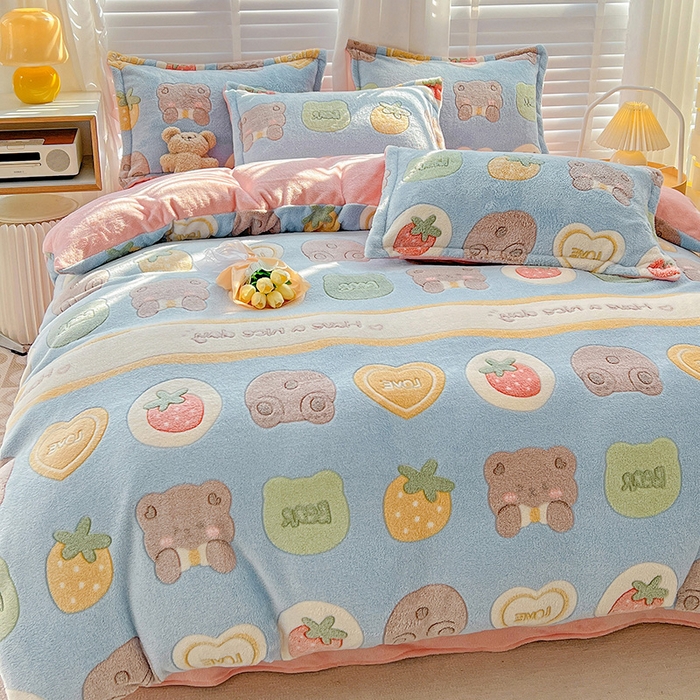 91家纺网 家纺一手货源 找家纺 梵克保罗 2025秋冬新品立体雪花绒单被套牛奶绒法莱绒雕花绒兔毛卡通四件套学生季三件套 熊熊乐园-蓝