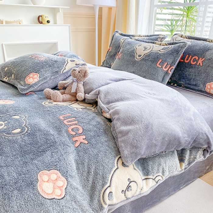 91家纺网 家纺一手货源 找家纺 梵克保罗 2025秋冬新品立体雪花绒单被套牛奶绒法莱绒雕花绒兔毛卡通四件套学生季三件套 顽皮熊