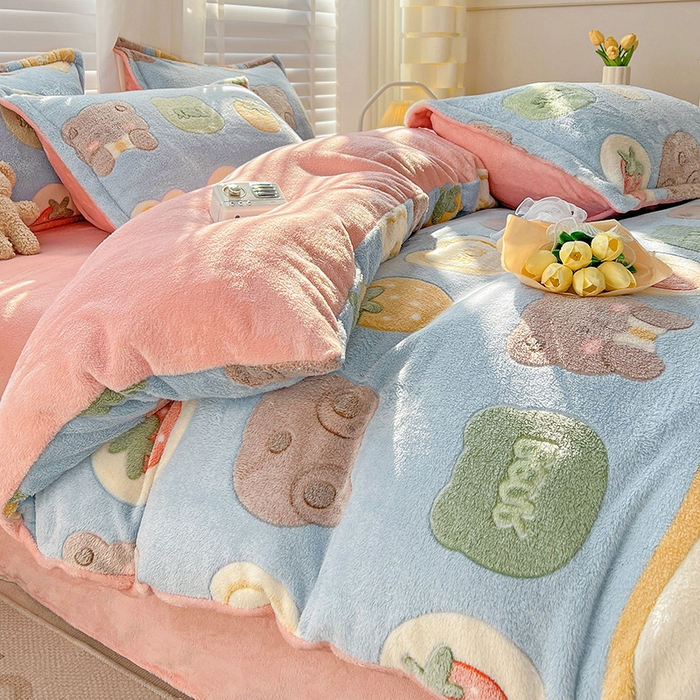 91家纺网 家纺一手货源 找家纺 梵克保罗 2025秋冬新品立体雪花绒单被套牛奶绒法莱绒雕花绒兔毛卡通四件套学生季三件套 熊熊乐园-蓝