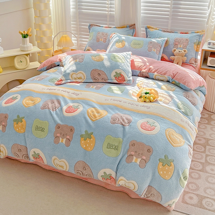 91家纺网 家纺一手货源 找家纺 梵克保罗 2025秋冬新品立体雪花绒单被套牛奶绒法莱绒雕花绒兔毛卡通四件套学生季三件套 熊熊乐园-蓝