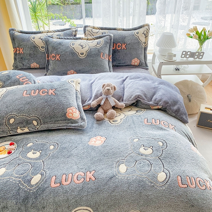 91家纺网 家纺一手货源 找家纺 梵克保罗 2025秋冬新品立体雪花绒单被套牛奶绒法莱绒雕花绒兔毛卡通四件套学生季三件套 顽皮熊