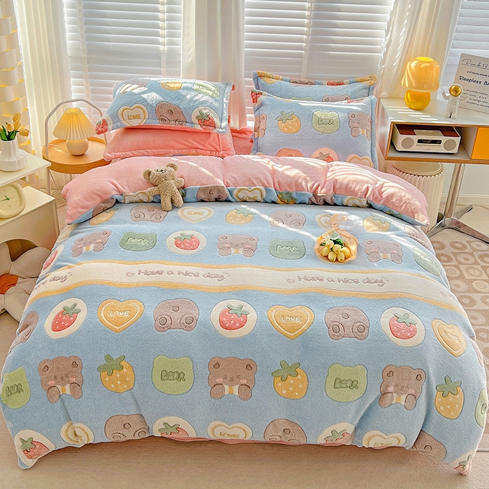 91家纺网 家纺一手货源 找家纺 梵克保罗 2025秋冬新品立体雪花绒单被套牛奶绒法莱绒雕花绒兔毛卡通四件套学生季三件套 熊熊乐园-蓝