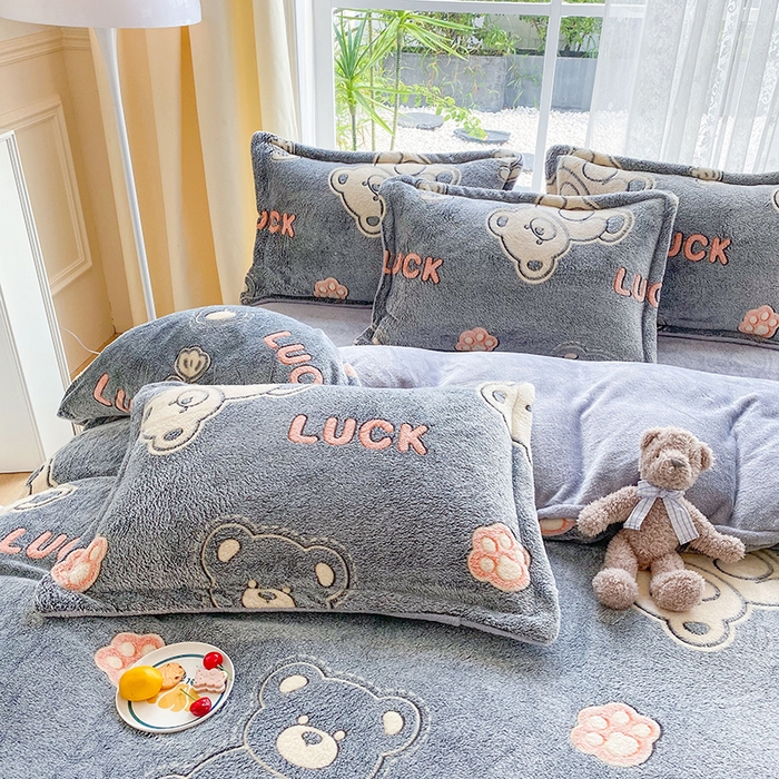 91家纺网 家纺一手货源 找家纺 梵克保罗 2025秋冬新品立体雪花绒单被套牛奶绒法莱绒雕花绒兔毛卡通四件套学生季三件套 顽皮熊