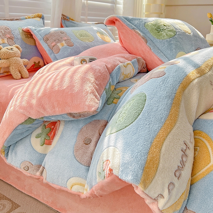 91家纺网 家纺一手货源 找家纺 梵克保罗 2025秋冬新品立体雪花绒单被套牛奶绒法莱绒雕花绒兔毛卡通四件套学生季三件套 熊熊乐园-蓝