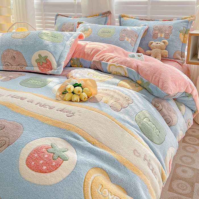 91家纺网 家纺一手货源 找家纺 梵克保罗 2025秋冬新品立体雪花绒单被套牛奶绒法莱绒雕花绒兔毛卡通四件套学生季三件套 熊熊乐园-蓝