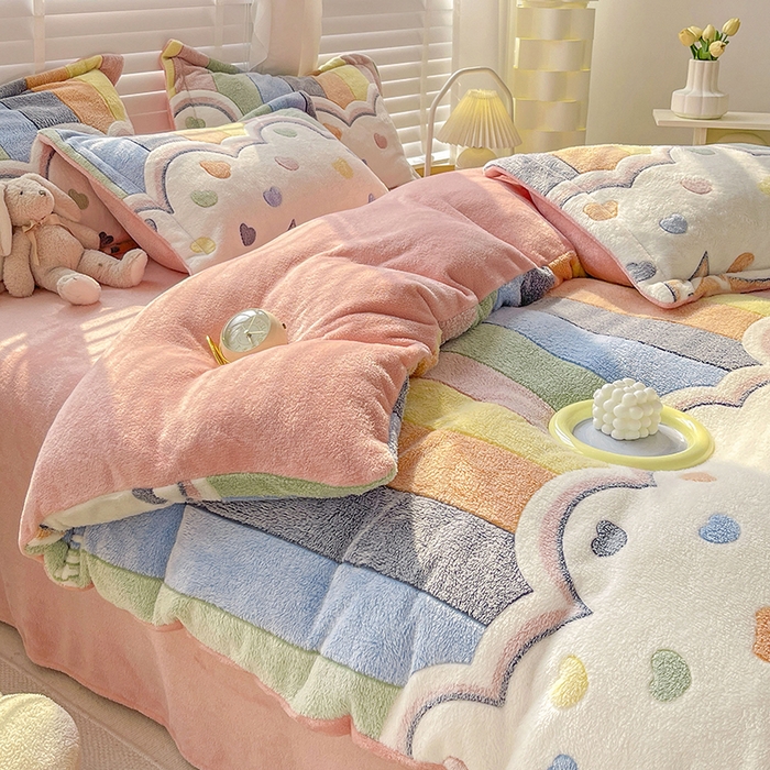 91家纺网 家纺一手货源 找家纺 梵克保罗 2025秋冬新品立体雪花绒单被套牛奶绒法莱绒雕花绒兔毛卡通四件套学生季三件套 爱心彩虹