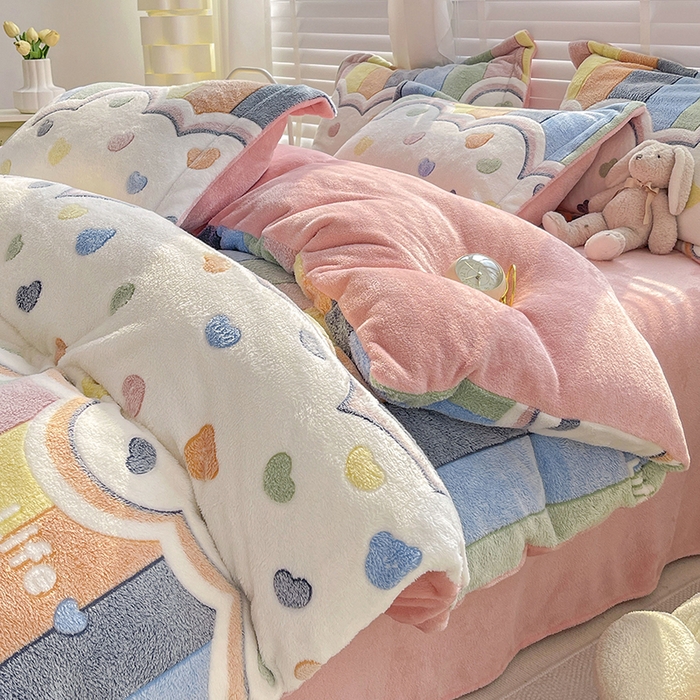 91家纺网 家纺一手货源 找家纺 梵克保罗 2025秋冬新品立体雪花绒单被套牛奶绒法莱绒雕花绒兔毛卡通四件套学生季三件套 爱心彩虹