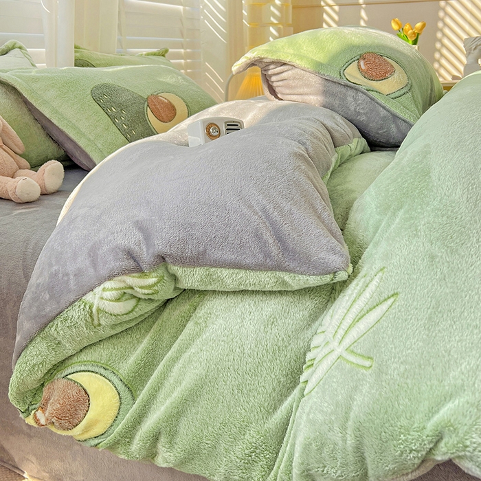 91家纺网 家纺一手货源 找家纺 梵克保罗 2025秋冬新品立体雪花绒单被套牛奶绒法莱绒雕花绒兔毛卡通四件套学生季三件套 爱心牛油果